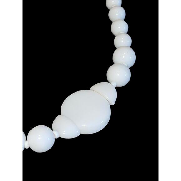 Miriam Haskell 1975-Mid 80’s VTG White Milk Glass Unique Shapes Beaded Necklace - Picture 2 of 10
